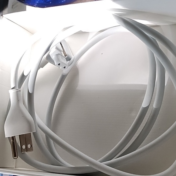 Apple 60w MagSafe Power Adapter - Picture 4 of 6